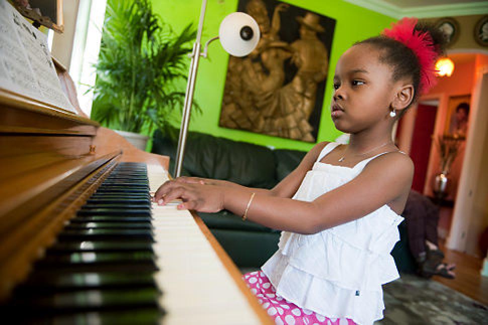 Mabou Loiseau: The 8-year-old girl who speaks 8 languages and plays 8 instruments